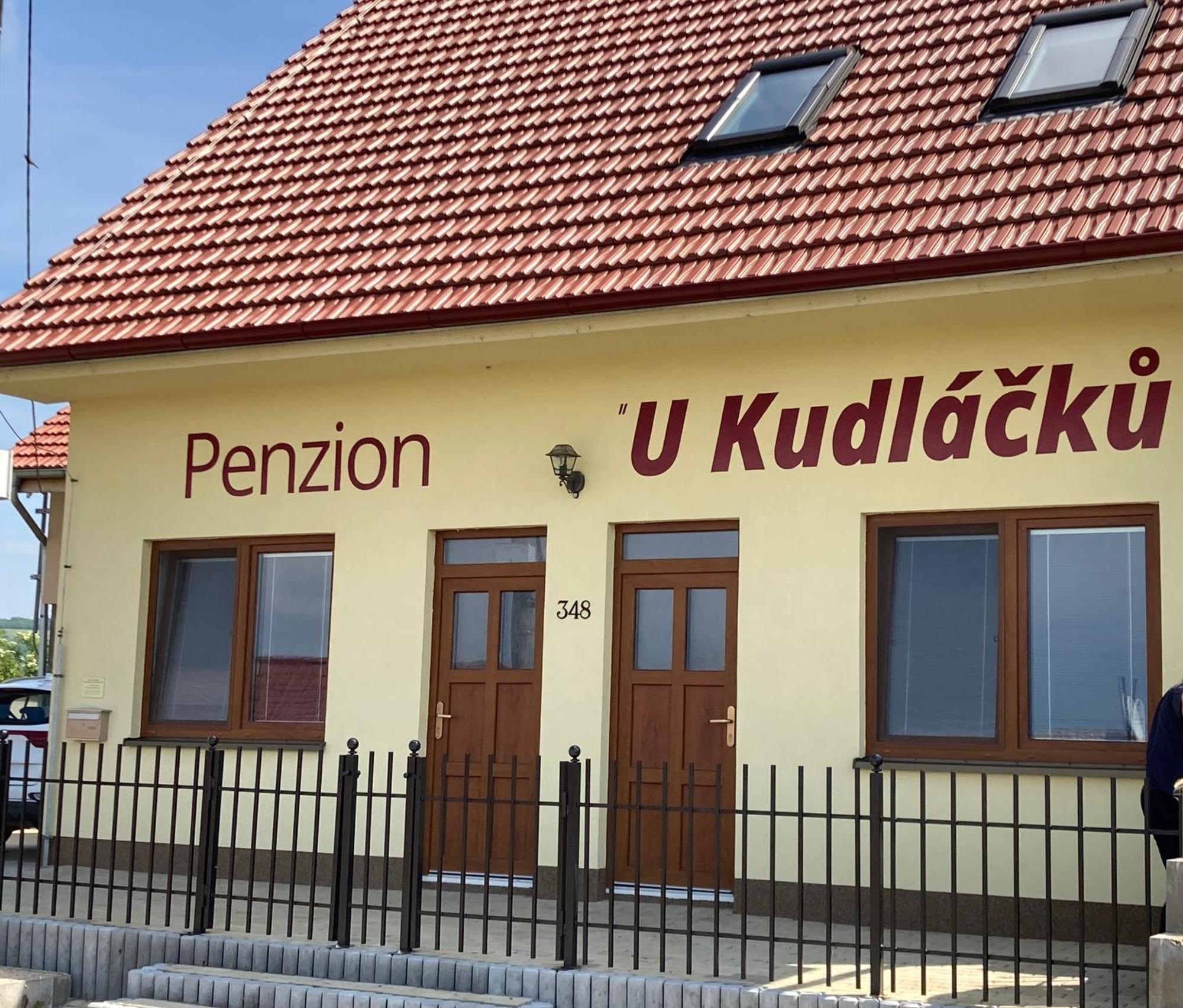 Apartmany S Klimatizaci - Penzion U Kudlacku Pouzdrany Buitenkant foto